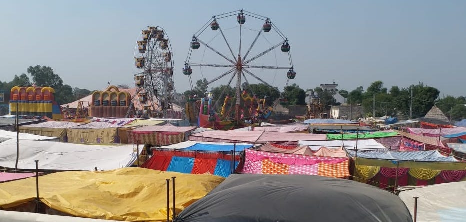 चौसाना के गढ़ीहसनपुर के नवदुर्गा मन्दिर पर लगा मेला। 