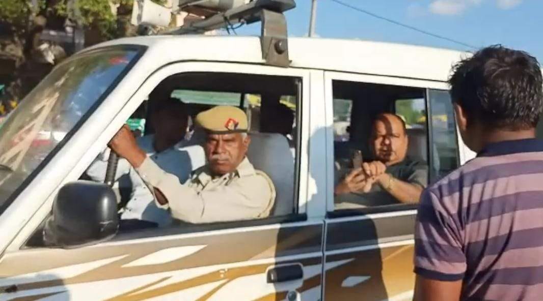 किसान से जानकारी लेते तहसीलदार किसान से जानकारी लेते तहसीलदार