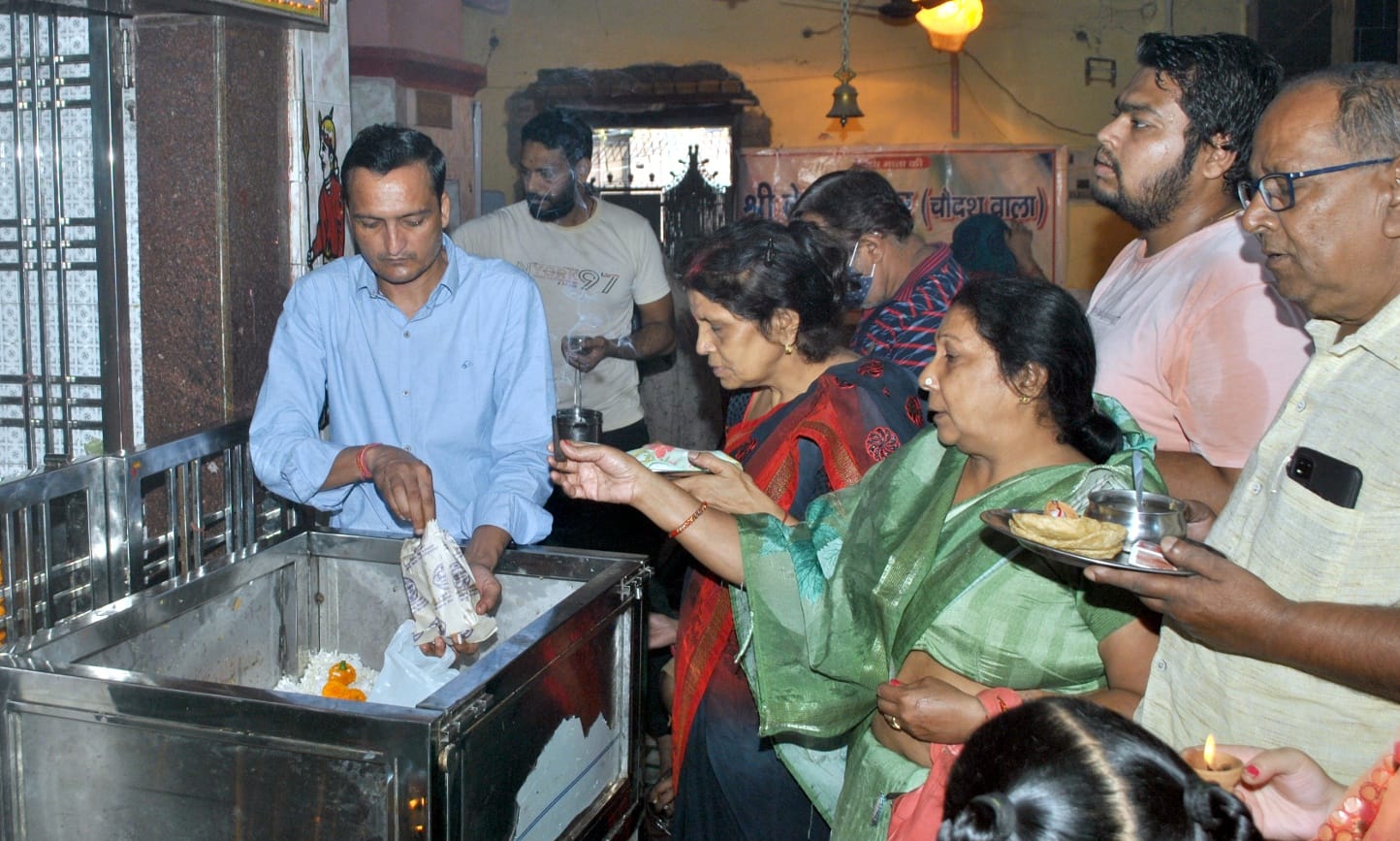 शामली के राजो मोहल्ला दुर्गा मंदिर में प्रसाद चढ़ाते श्रद्धालु। 