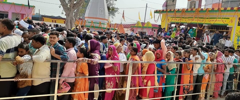 चौसाना के गढ़ीहसनपुर के नवदुर्गा मंदिर में प्रसाद चढ़ाने को लगी भीड़। 