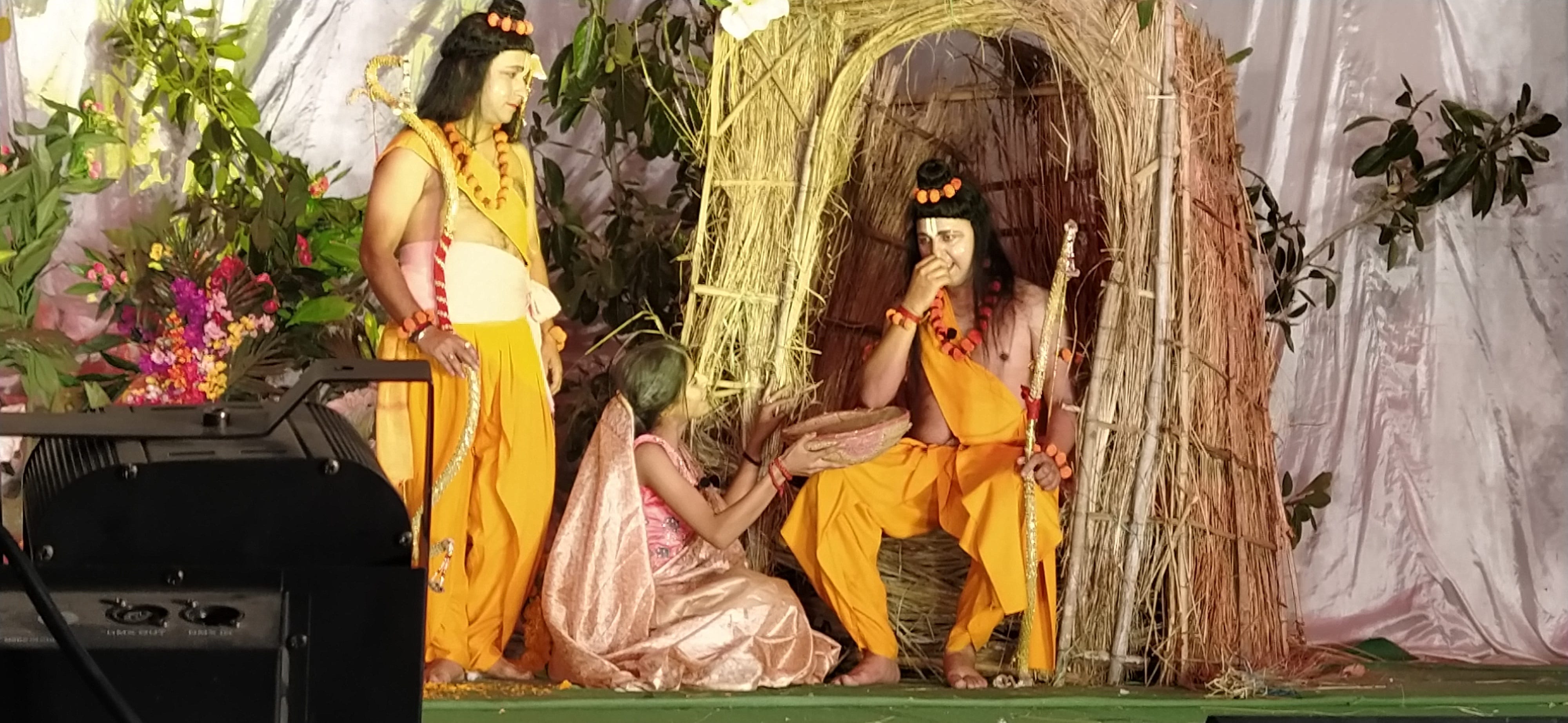 रामलीला में शबरी-राम का दृश्य मंचित करते हुए कलाकार।