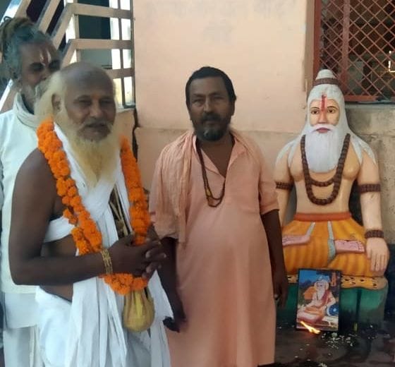  लालापुर के वाल्मिकि आश्रम के अशावर माता मंदिर के पास महर्षि की मूर्ति के पास पूजन करते कुटिलानंद