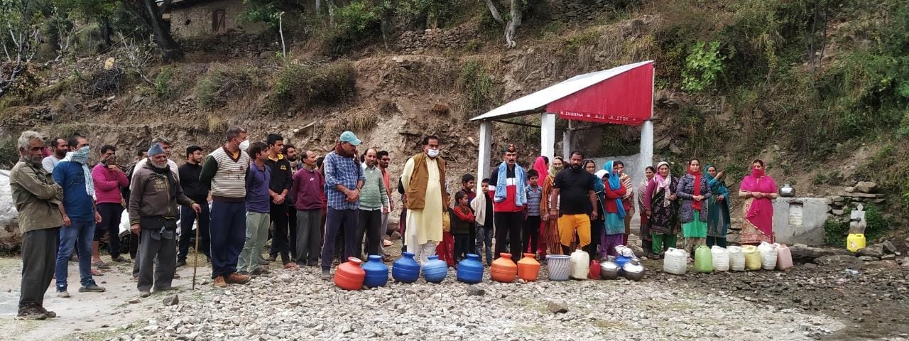 ोटो...पानी की किल्लत को लेकर ठाकराई इलाके के शनना गांव निवासियों ने सड़क पर धरना प्रदर्शन किया। ोटो...पानी की किल्लत को लेकर ठाकराई इलाके के शनना गांव निवासियों ने सड़क पर धरना प्रदर्शन किया।
