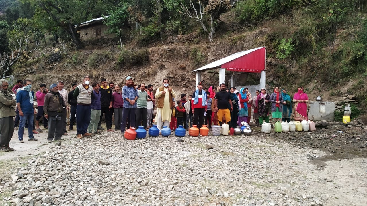 फोटो...पानी की किल्लत को लेकर ठाकराई इलाके के शनना गांव निवासियों ने सड़क पर धरना प्रदर्शन किया। फोटो...पानी की किल्लत को लेकर ठाकराई इलाके के शनना गांव निवासियों ने सड़क पर धरना प्रदर्शन किया।
