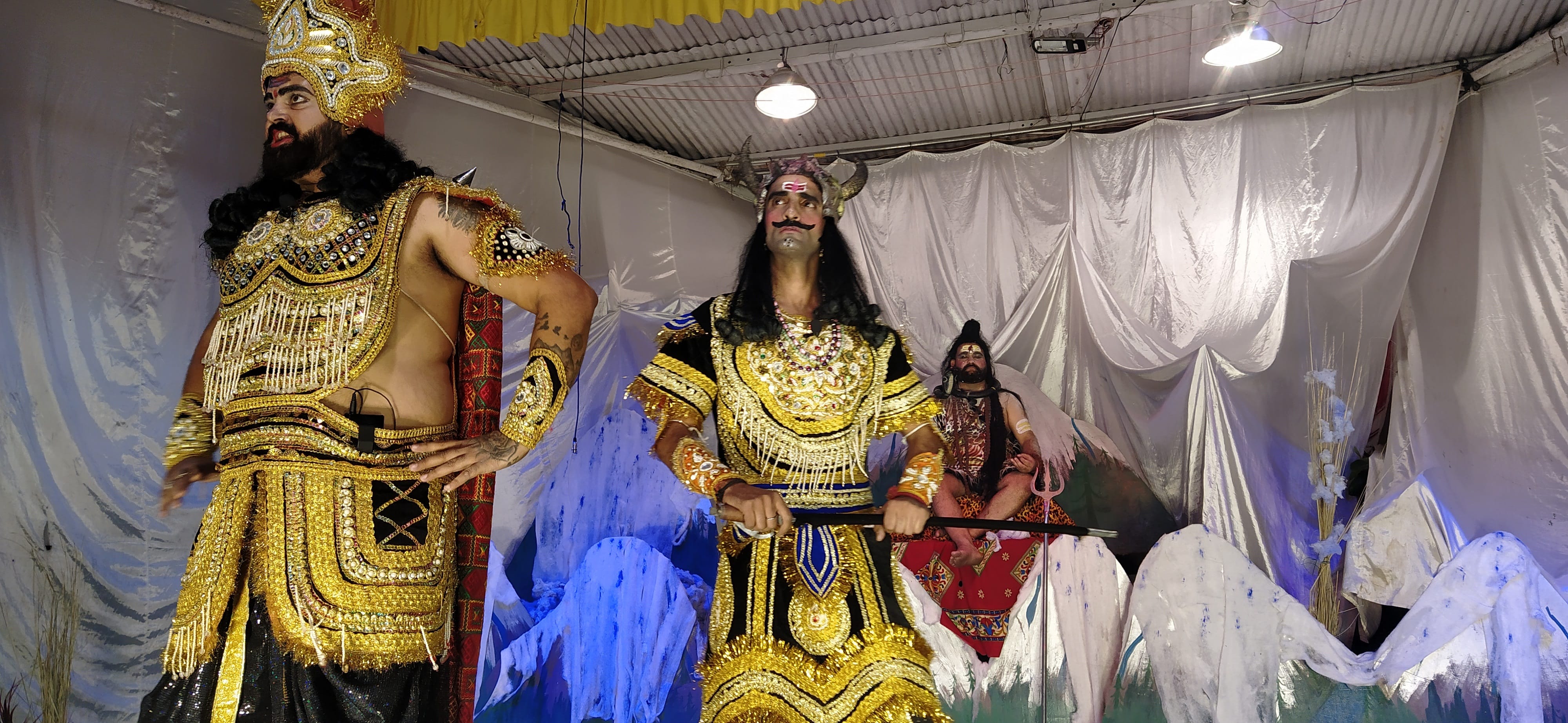 विशेष रात्रि रामलीला में कैलाश तलहटी का मंचन करते हुए कलाकार।