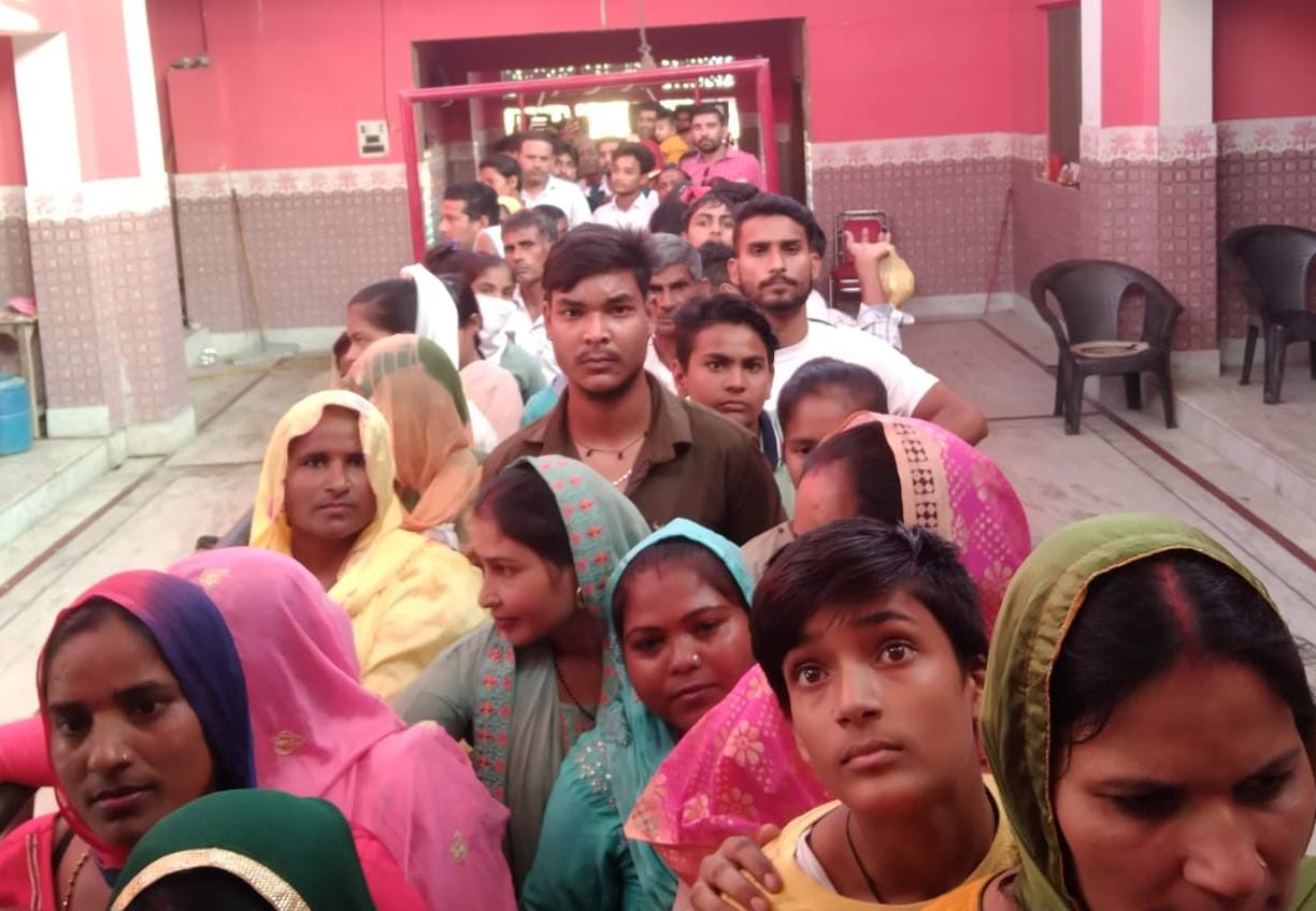जलालाबाद- श्री दुर्गा देवी मंदिर में प्रासाद चढाने के लाइन में लगे श्रद्धालु। 