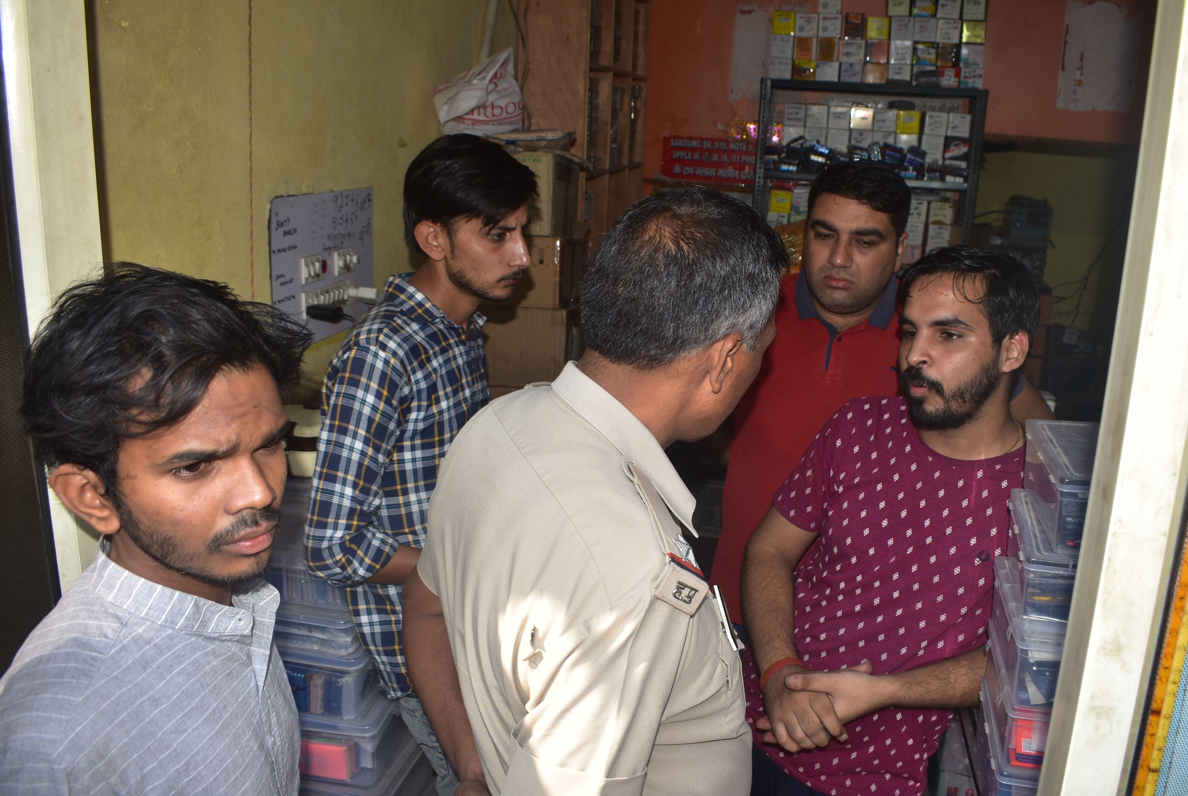 Two miscreants broke the lock of the mobile showroom, stole 22 and a half lakh mobiles and four lakh rupees