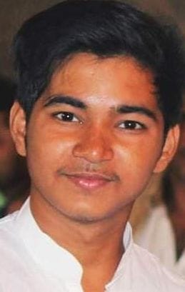 उत्तराखंड के रामनगर की बाढ़ में फंसे यश शुक्ला की फाइल फोटो। संवाद उत्तराखंड के रामनगर की बाढ़ में फंसे यश शुक्ला की फाइल फोटो। संवाद
