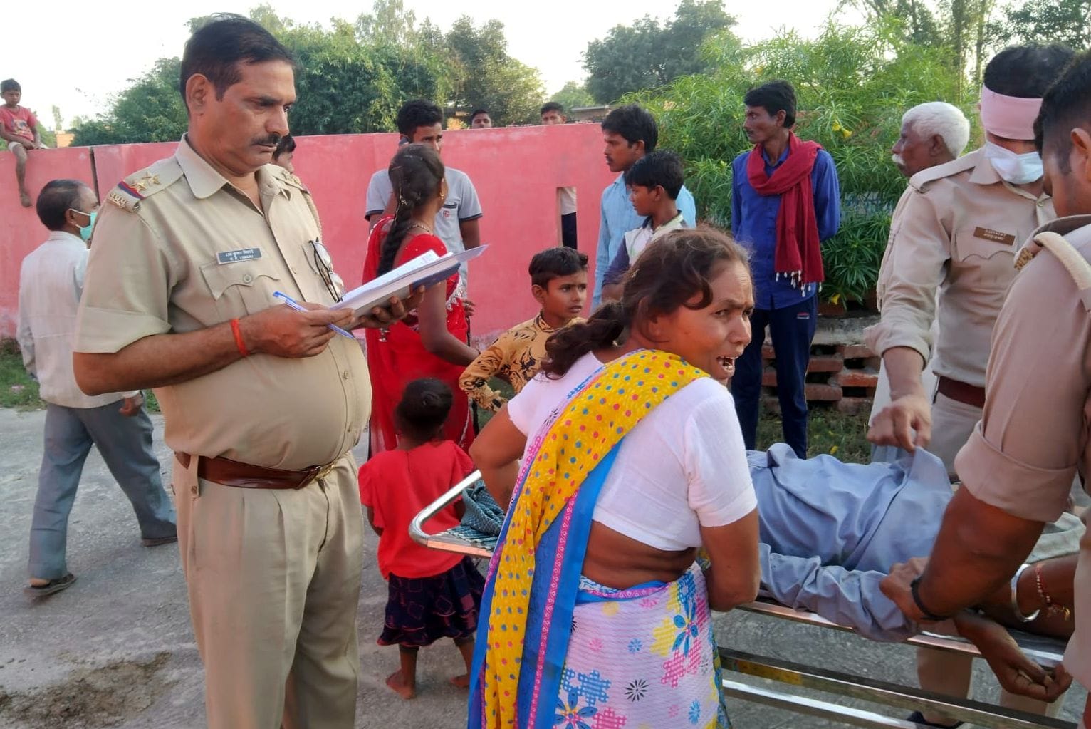 फोटो-34- टोडरपुर सीएचसी में घायलों को देखते एसआई । संवाद