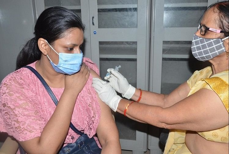 Prayagraj News :  मोतीलाल नेहरू मेडिकल कॉलेज में कोरोना वैक्सीन लगवाती युवती।