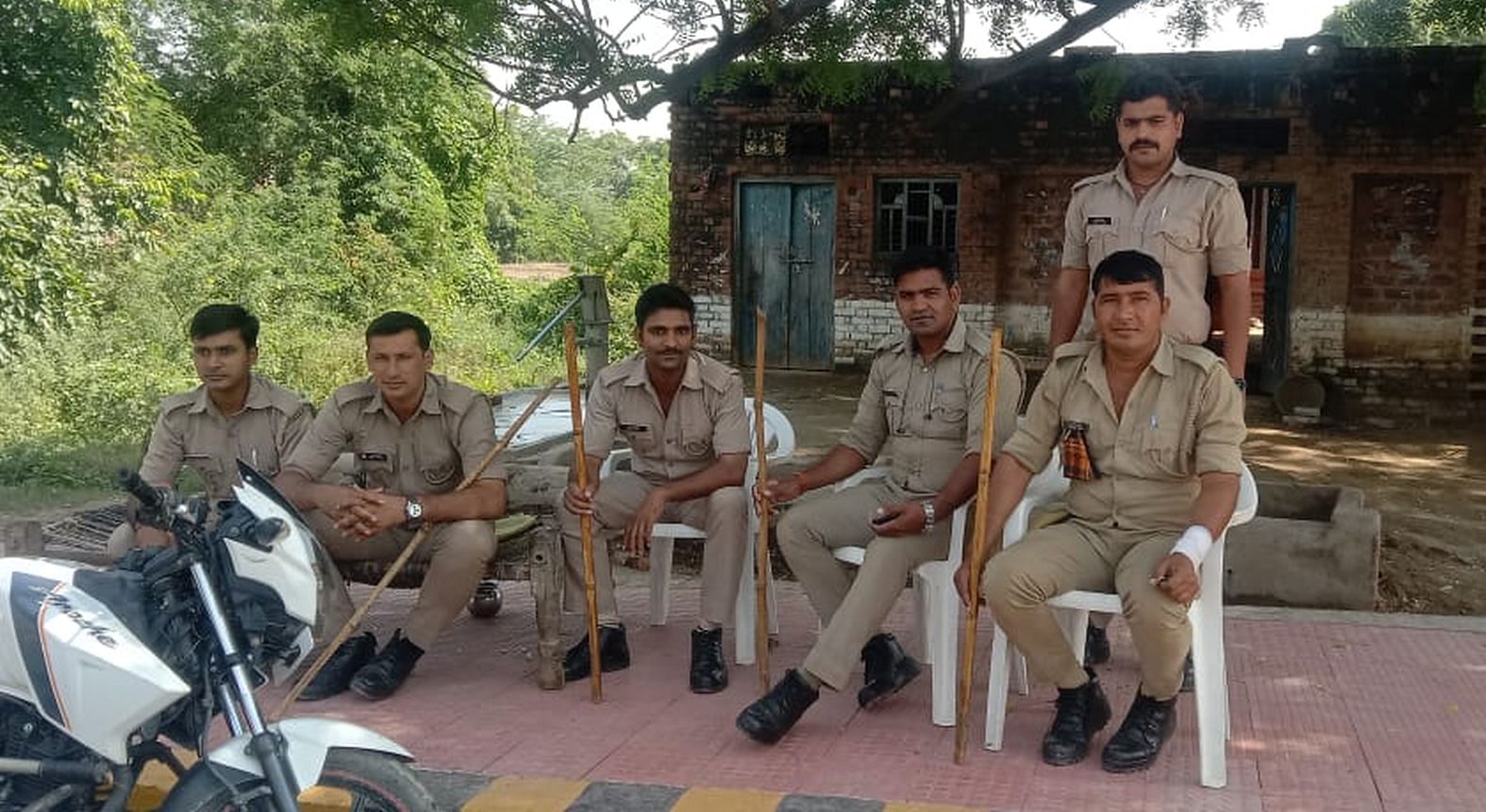 संकिसा स्थित स्तूप के पास तैनात फोर्स। संवाद