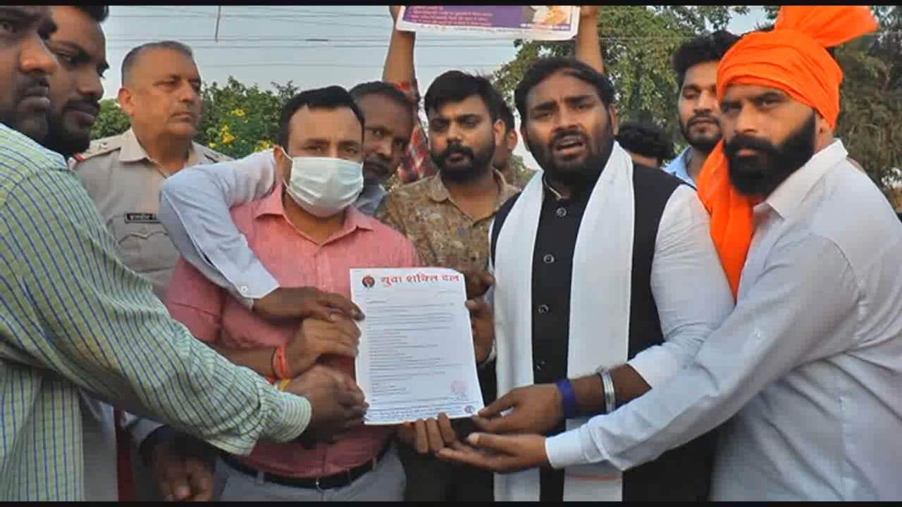 अधिशासी अधिकारी को ज्ञापन सौंपते हुए संस्था सदस्य।