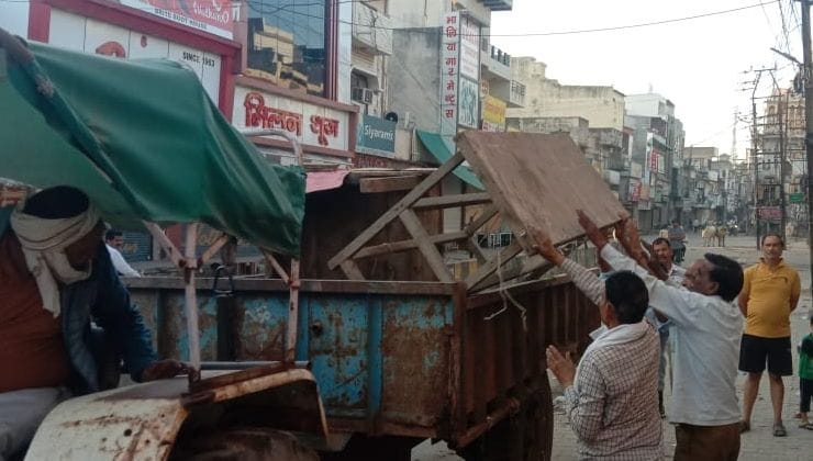 बाजार में अतिक्रमण हटाते नप के कर्मचारी। संवाद बाजार में अतिक्रमण हटाते नप के कर्मचारी। संवाद