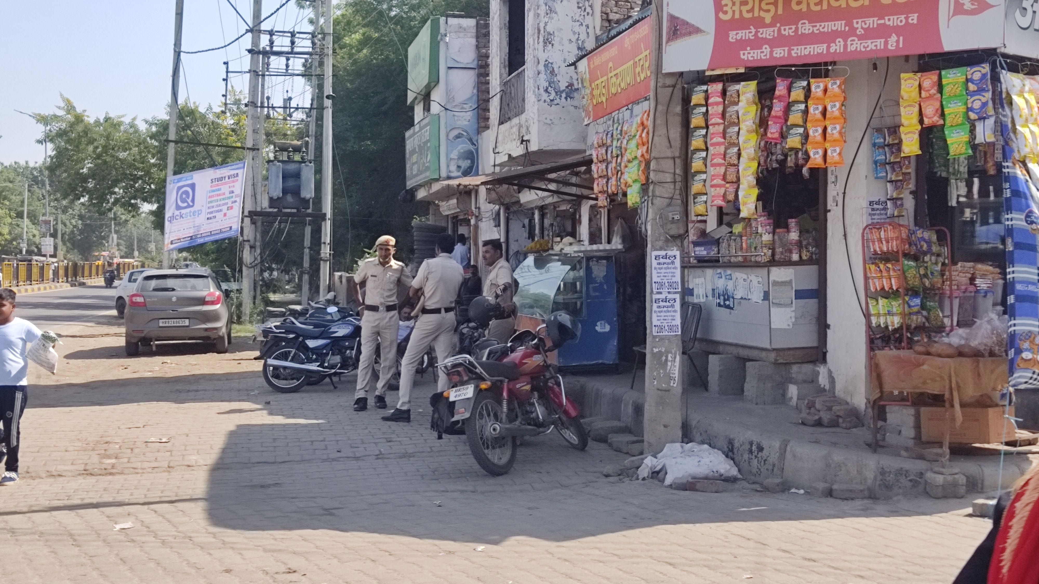बीघड़ चौक पर जाम की स्थिति के बावजूद साइड में बैठे होमगार्ड। बीघड़ चौक पर जाम की स्थिति के बावजूद साइड में बैठे होमगार्ड।