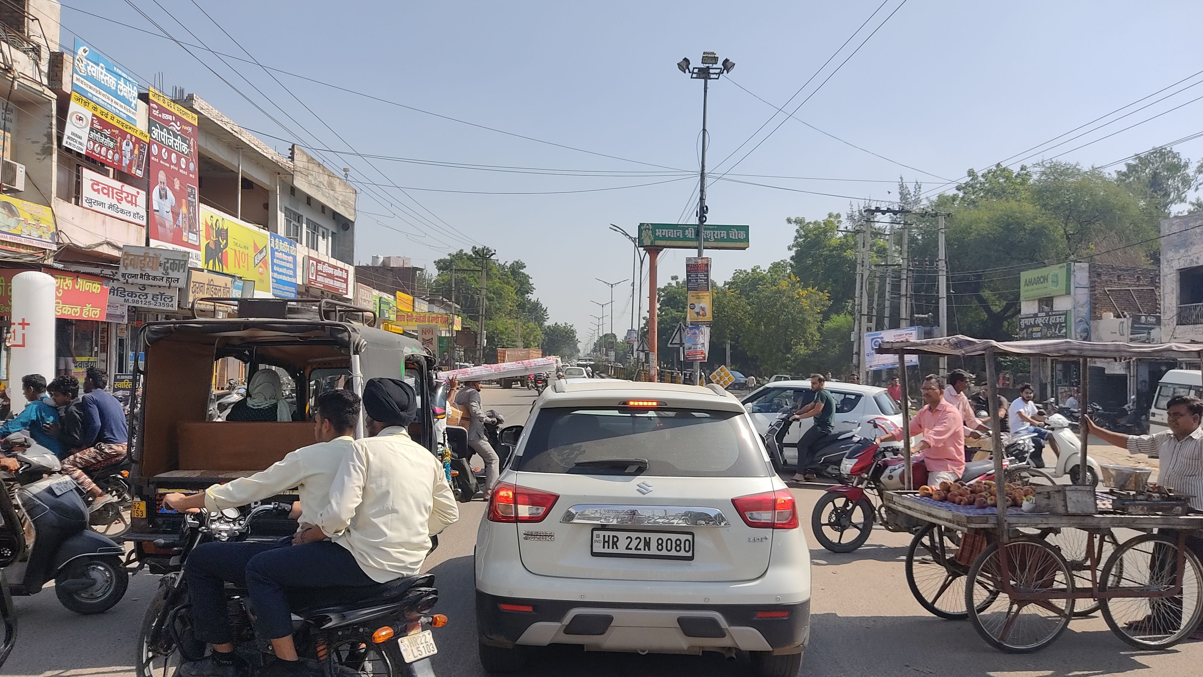 बीघड़ चौक पर होमगार्ड तैनात होने के बावजूद लगा जाम। बीघड़ चौक पर होमगार्ड तैनात होने के बावजूद लगा जाम।