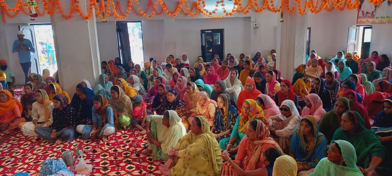 बाजपुर के नानकसर ठाठ गुरुद्वारा साहिब में संगत। बाजपुर के नानकसर ठाठ गुरुद्वारा साहिब में संगत।