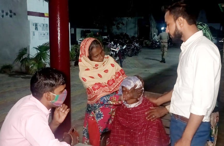 बड़ौत कोतवाली में कार्यवाही की मांग को लेकर विलाप करते कुलदीप के परिजन। बड़ौत कोतवाली में कार्यवाही की मांग को लेकर विलाप करते कुलदीप के परिजन।