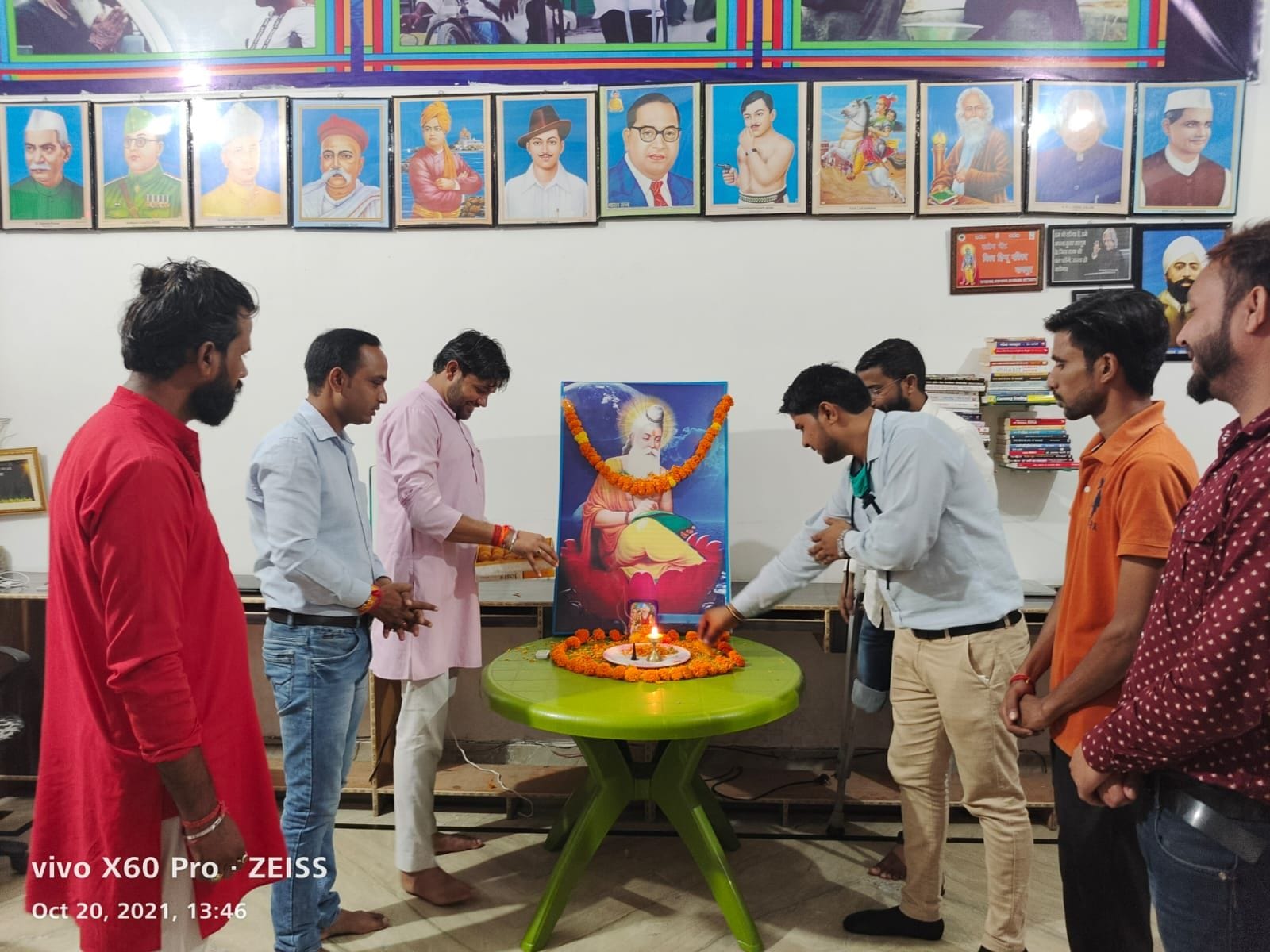 बाजपुर में महर्षि वाल्मीकि के चित्र पर दीप प्रज्ज्वलित करते लोग। बाजपुर में महर्षि वाल्मीकि के चित्र पर दीप प्रज्ज्वलित करते लोग।