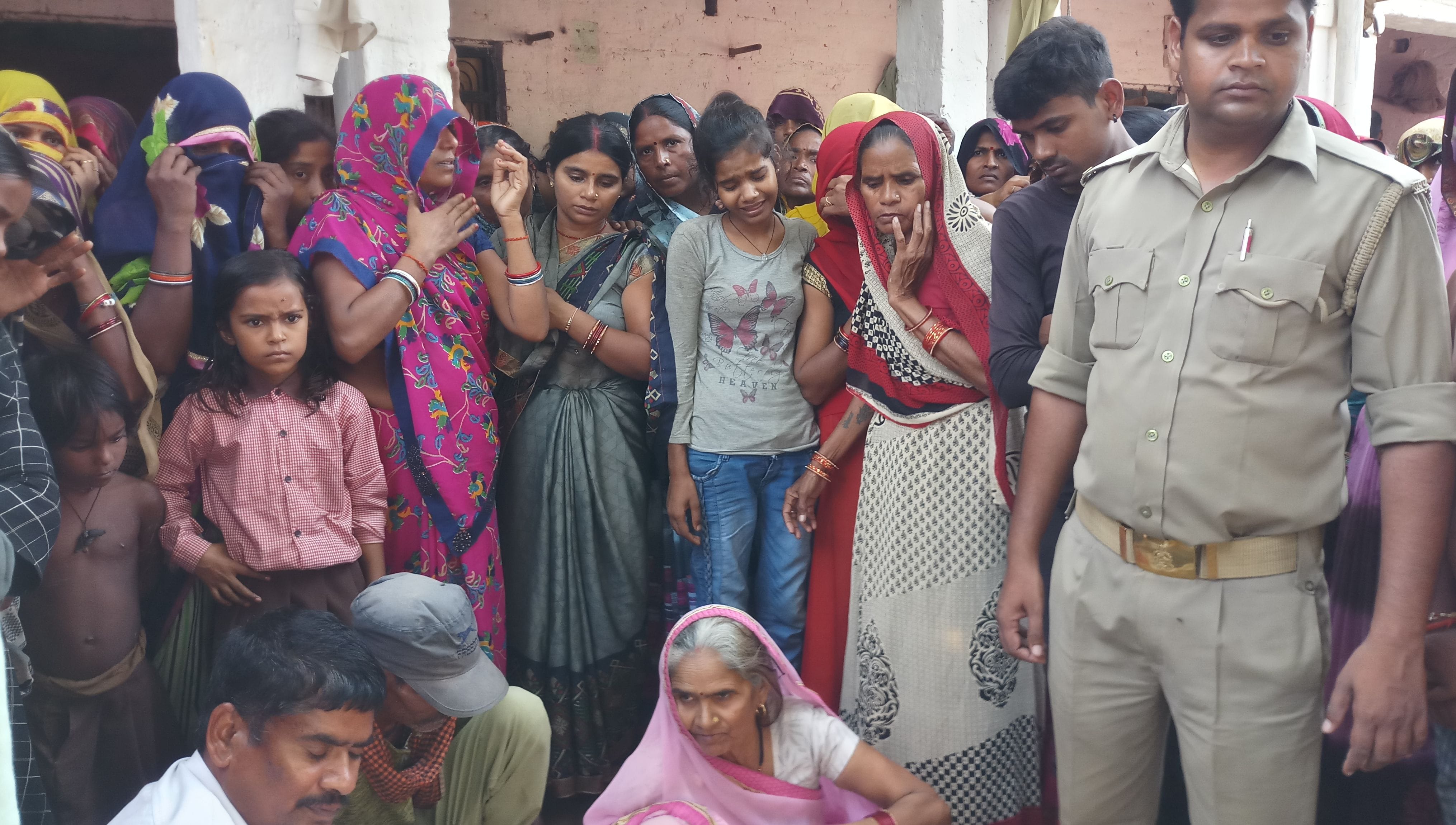 बरौंहा गांव में चंद्रशेखर पाल के रोते विलखते परिजन। संवाद बरौंहा गांव में चंद्रशेखर पाल के रोते विलखते परिजन। संवाद