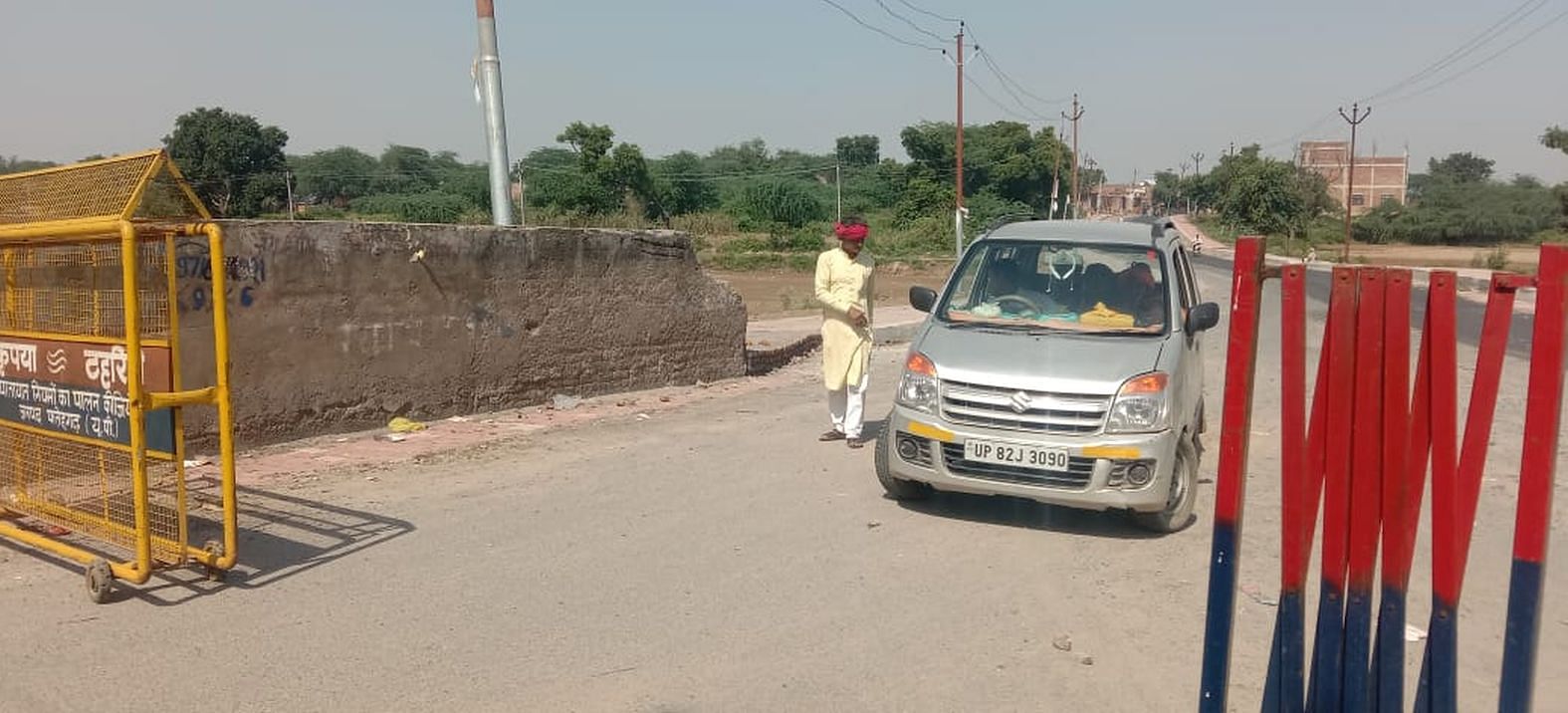 संकिसा स्थित बौद्घ स्तूप जाने वाले मार्ग पर लगा वैरियर। संवाद