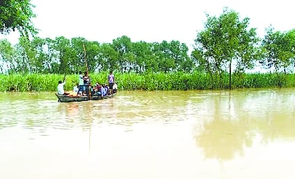 तिकुनिया में बाढ़ का जायजा लेने नाव से जाती राजस्व टीम तिकुनिया में बाढ़ का जायजा लेने नाव से जाती राजस्व टीम
