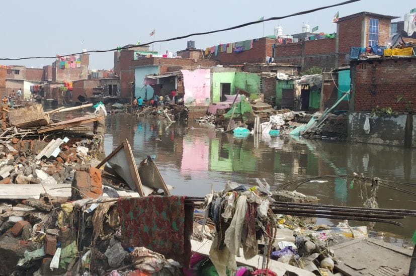 रुद्रपुर के भूतबंगला में कल्याणी की बाढ़ से ध्वस्त हुए मकान।