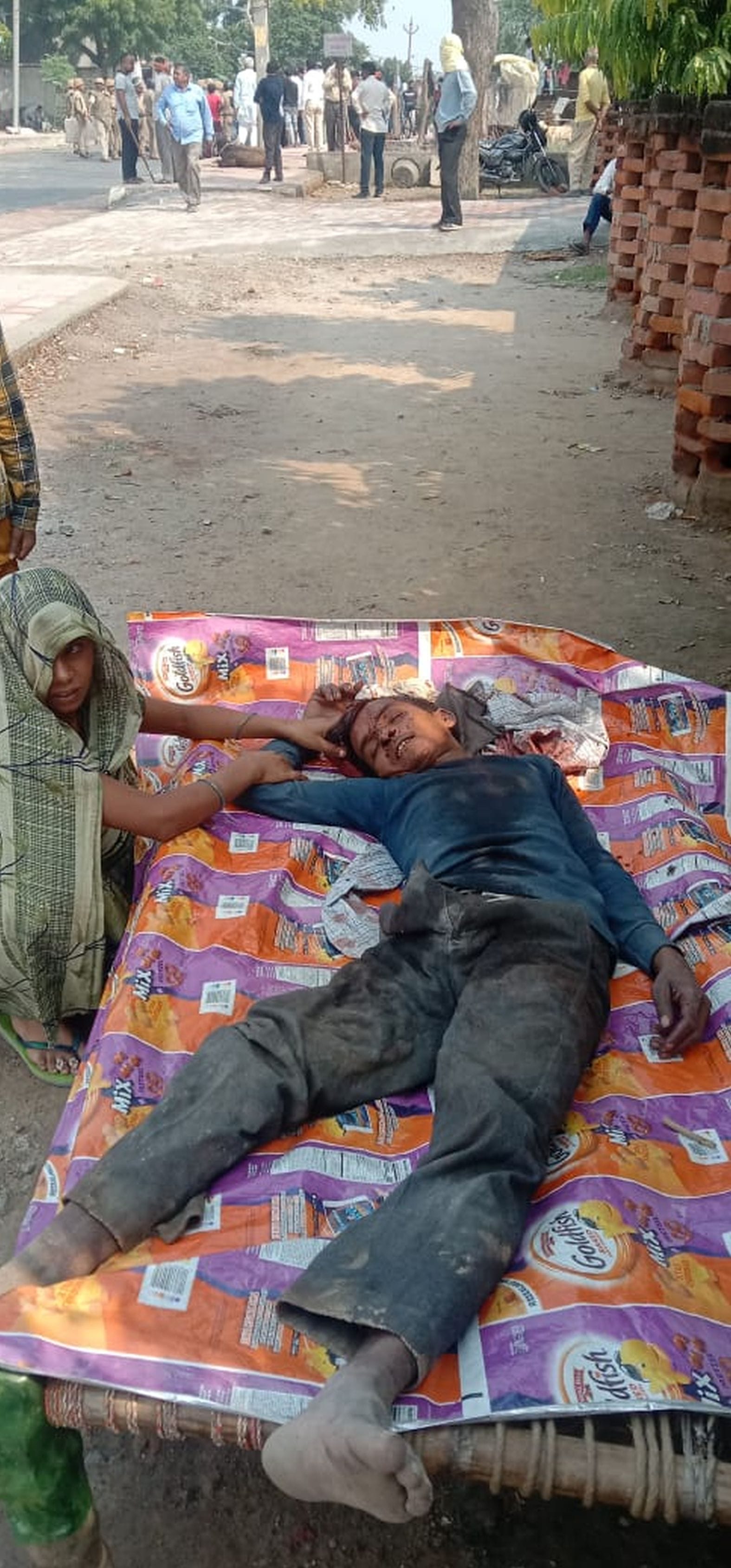 संकिसा में हुए उपद्रव में चारपाई पर लेटा घायल अजयवीर। संवाद