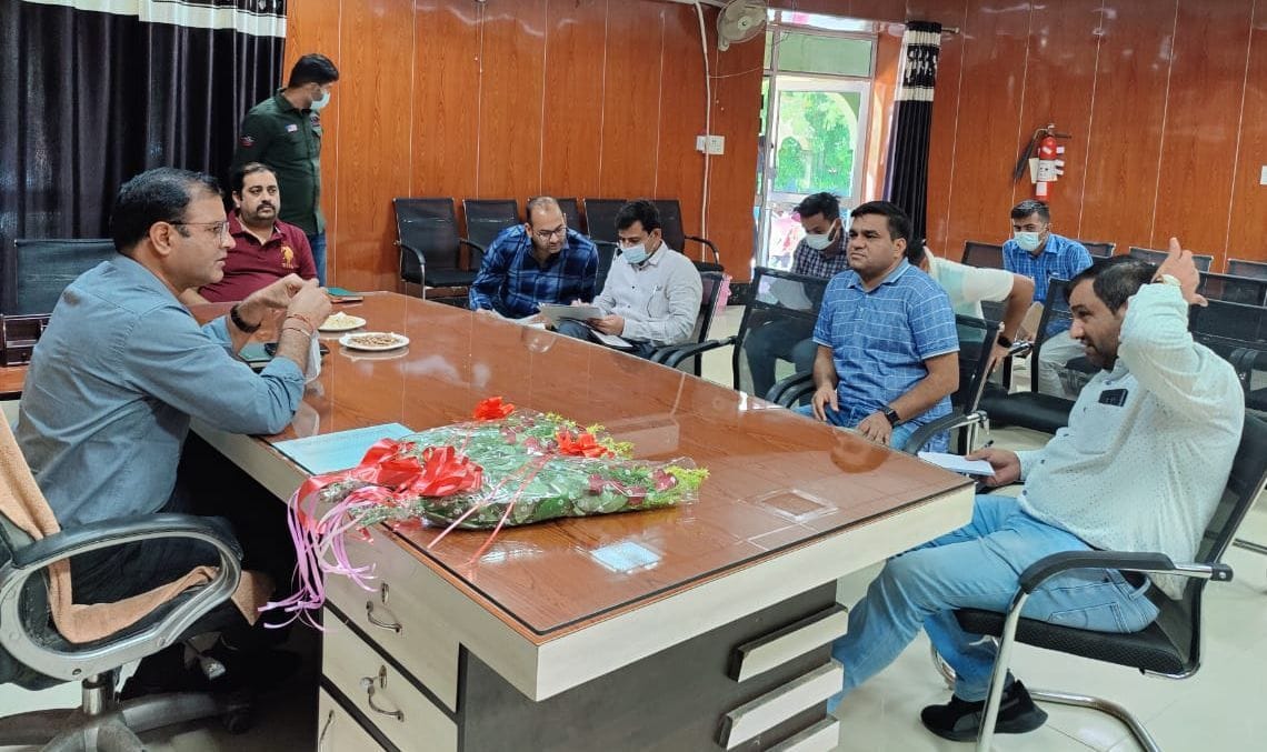 नगर परिषद कार्यालय में अधिकारियों की बैठक लेते एसडीएम जयवीर यादव। नगर परिषद कार्यालय में अधिकारियों की बैठक लेते एसडीएम जयवीर यादव।