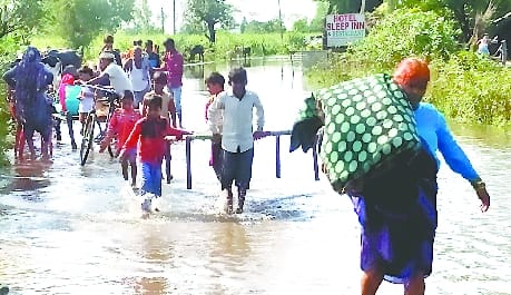 पलिया के अतरिया गांव में रोड किनारे से ऊंचे स्थानों पर जाते ग्रामीण। पलिया के अतरिया गांव में रोड किनारे से ऊंचे स्थानों पर जाते ग्रामीण।