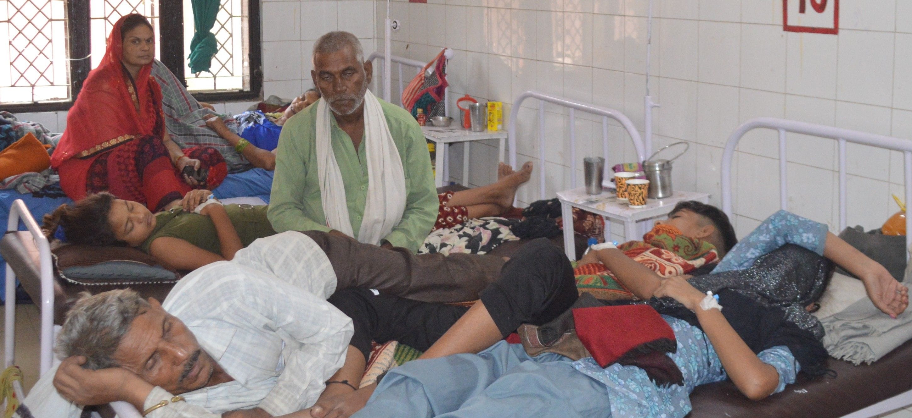 जिला अस्पताल में भर्ती बुखार के मरीज। संवाद जिला अस्पताल में भर्ती बुखार के मरीज। संवाद
