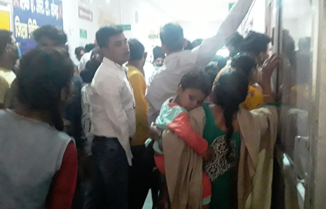 जिला अस्पताल में पैथोलॉजी के बाहर लगी भीड़ जिला अस्पताल में पैथोलॉजी के बाहर लगी भीड़