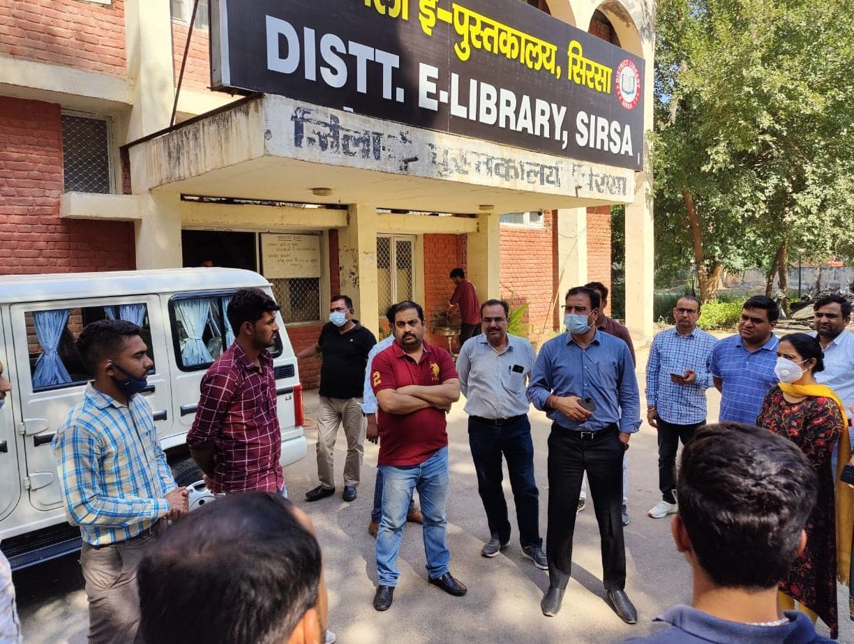 जिला ई- लाइब्रेरी में निरीक्षण के दौरान कर्मचारियों से बातचीत करते एसडीएम जयवीर यादव। जिला ई- लाइब्रेरी में निरीक्षण के दौरान कर्मचारियों से बातचीत करते एसडीएम जयवीर यादव।