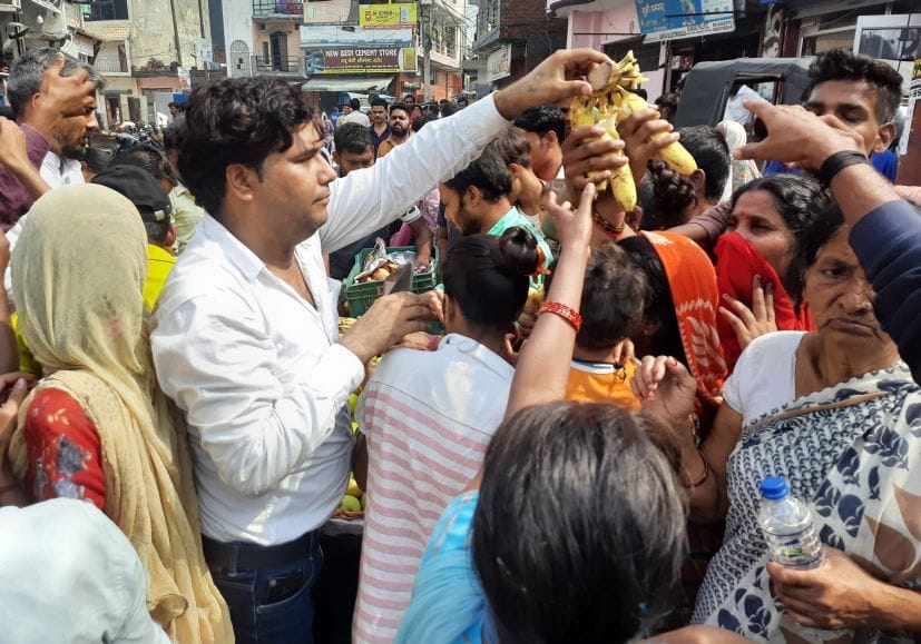 रुद्रपुर के जगतपुरा में केले लेने के लिए मशक्कत करते प्रभावित। रुद्रपुर के जगतपुरा में केले लेने के लिए मशक्कत करते प्रभावित।