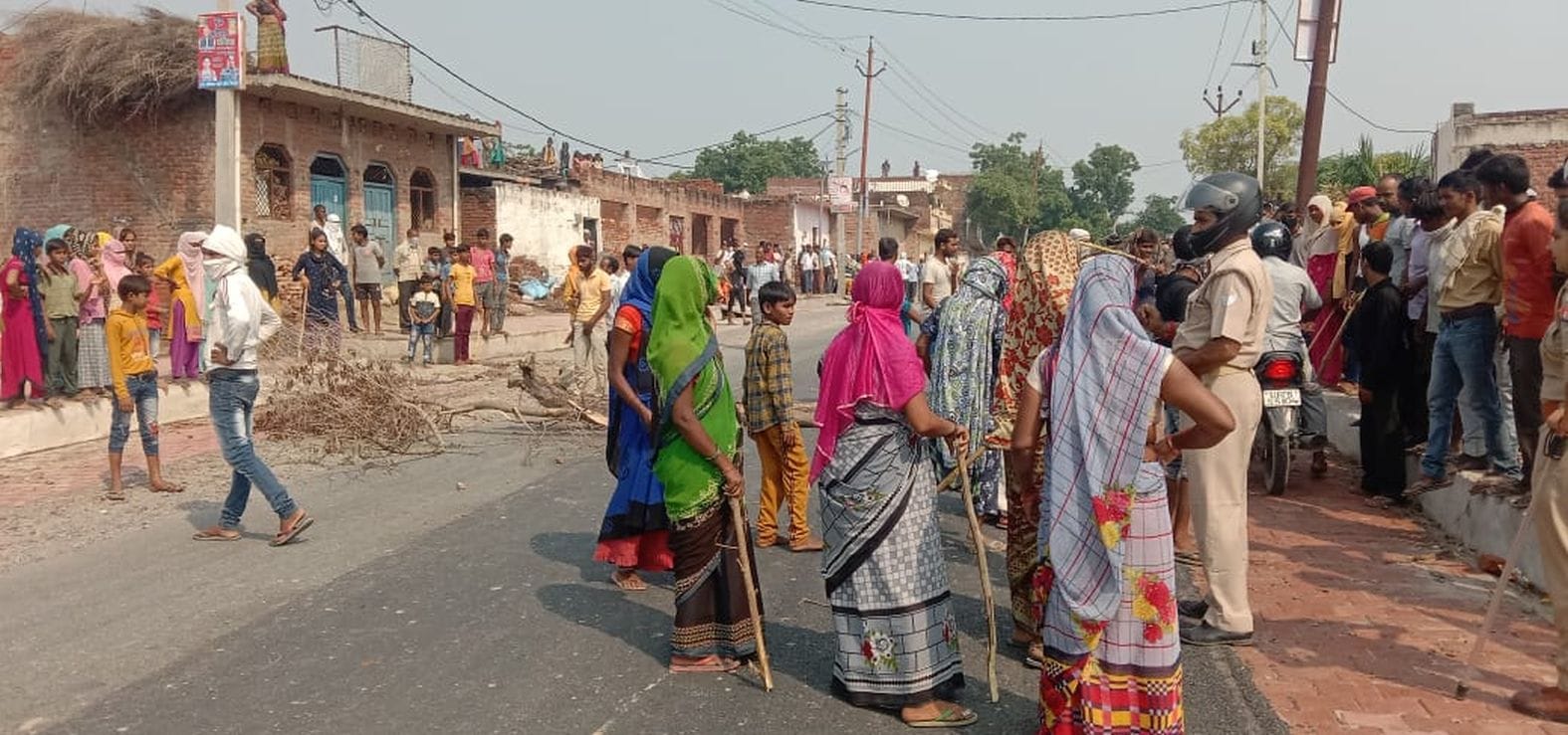स्तूप से कुछ दूरी पर संकिसा-भोगांव मार्ग पर हाथ में डंडे लेकर जाम लगाए खड़ीं महिलाएं। संवाद
