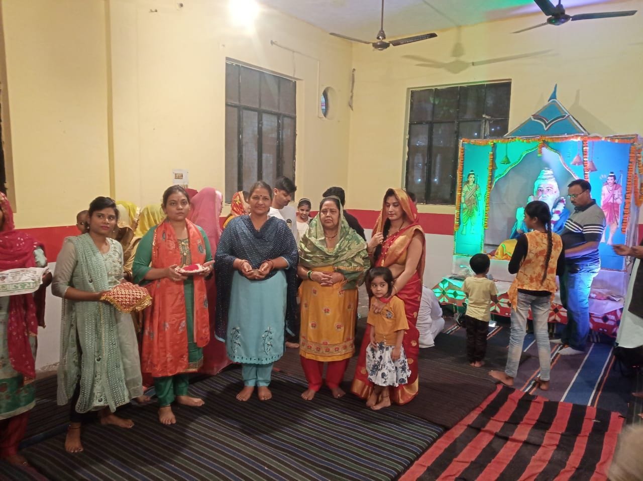 काशीपुर में वाल्मीकि उत्सव ज्योति पर्व पर नमन करतीं महिलाएं। काशीपुर में वाल्मीकि उत्सव ज्योति पर्व पर नमन करतीं महिलाएं।