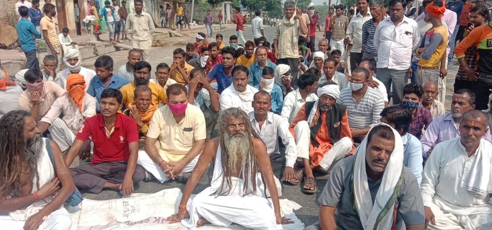 स्तूप से कुछ दूरी पर संकिसा-भोगांव मार्ग पर जाम लगाए बैठे सनातन धर्मी। संवाद