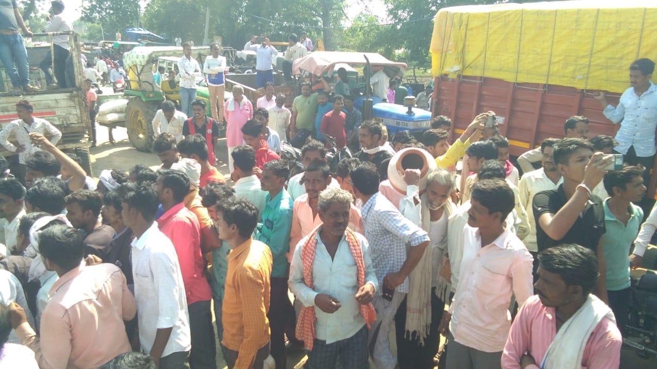 मडावरा में सड़क पर जाम लगाए किसान मडावरा में सड़क पर जाम लगाए किसान