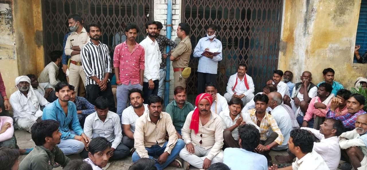 सैदपुर समिति पर खाद के लिए प्रतीक्षा करते किसान सैदपुर समिति पर खाद के लिए प्रतीक्षा करते किसान
