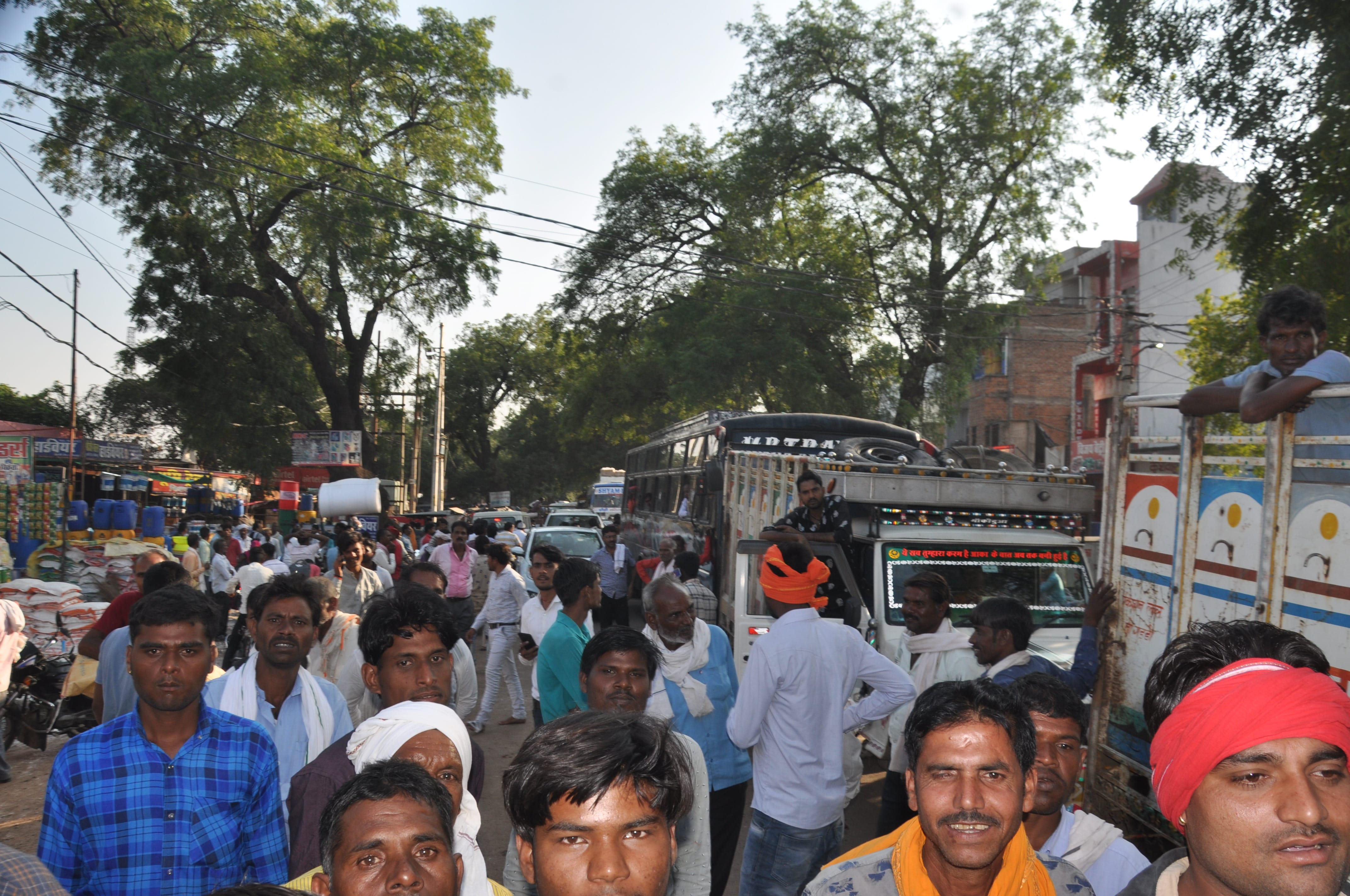 गल्ला मंडी रोड पर लगे जाम के दौरान खड़े वाहन गल्ला मंडी रोड पर लगे जाम के दौरान खड़े वाहन