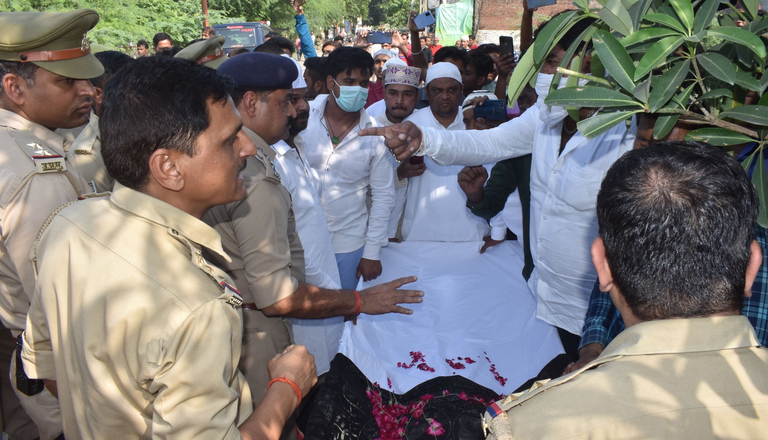 सीओ सिटी संजय सिंह व शव दफनाने आए लोगों से होती नोकझोंक। संवाद सीओ सिटी संजय सिंह व शव दफनाने आए लोगों से होती नोकझोंक। संवाद