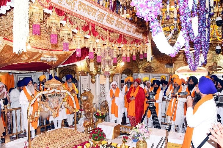 Sangat Mencapai Shri Harmandir Sahib Dari Dalam Negeri Dan Luar Negeri Di Prakash Parv