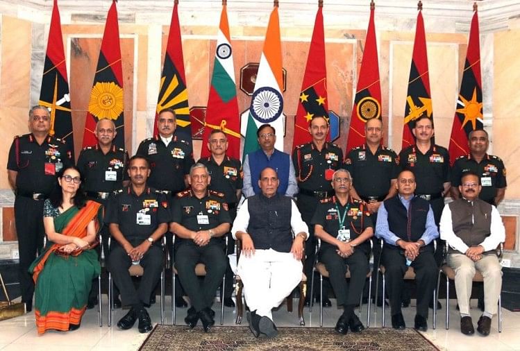 पिछले साल हुई कमांडर्स कॉन्फ्रेंस के दौरान सीडीएस जनरल बिपिन रावत, रक्षा मंत्री राजनाथ सिंह और सेना प्रमुख जनरल एमएम नरवणे। (बाएं से दाएं)
