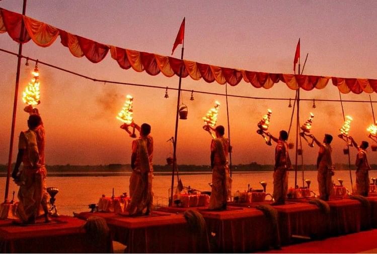 Célébration du Nouvel An 2022 de Varanasi : bienvenue du Nouvel An dans la ville de Shiva en ouvrant le temple et Darshan Ganga Aarti – Bonne année 2022