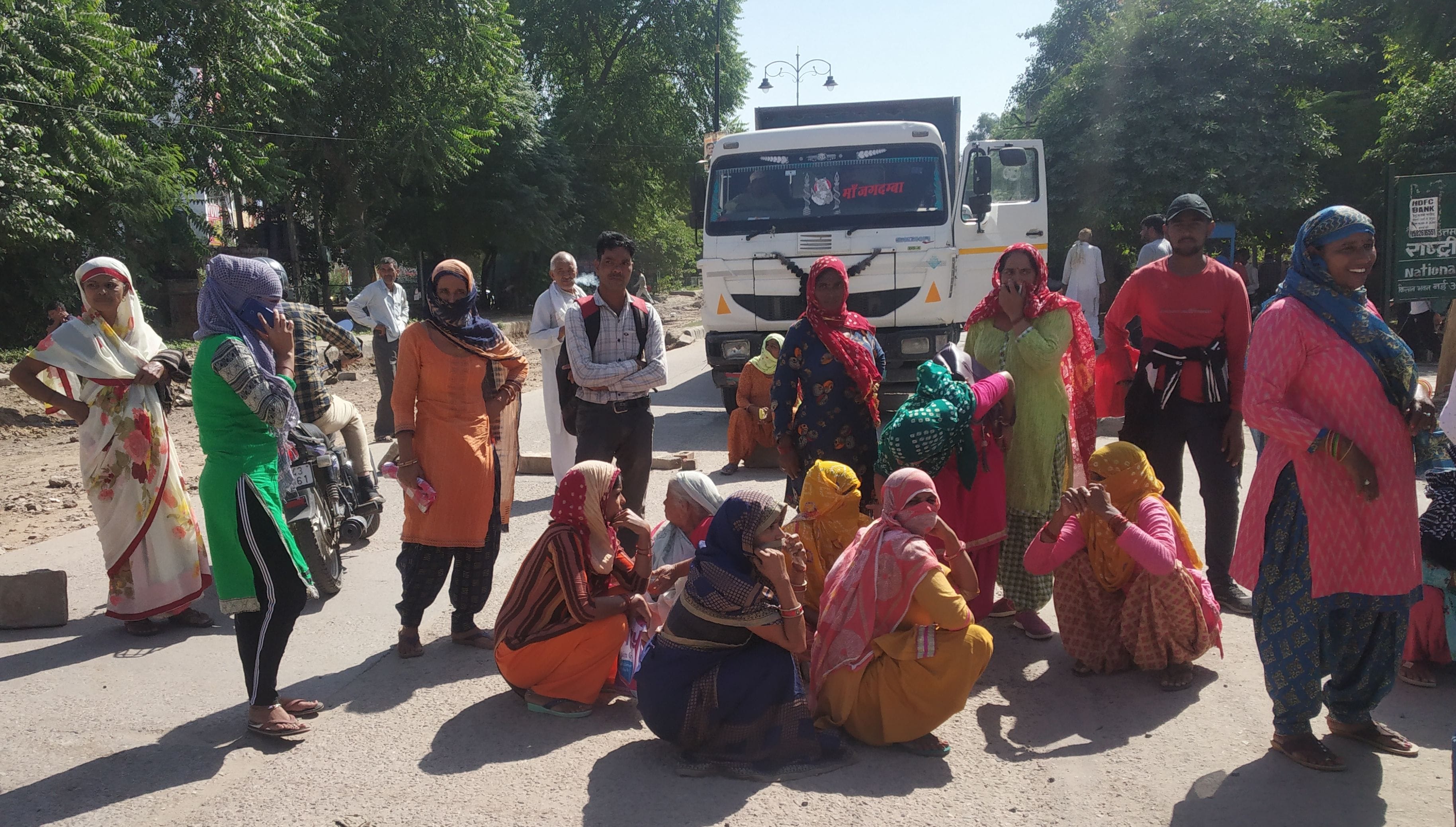 अनाज मंडी के बाहर रोड पर जाम करतीं महिलाएं। संवाद अनाज मंडी के बाहर रोड पर जाम करतीं महिलाएं। संवाद