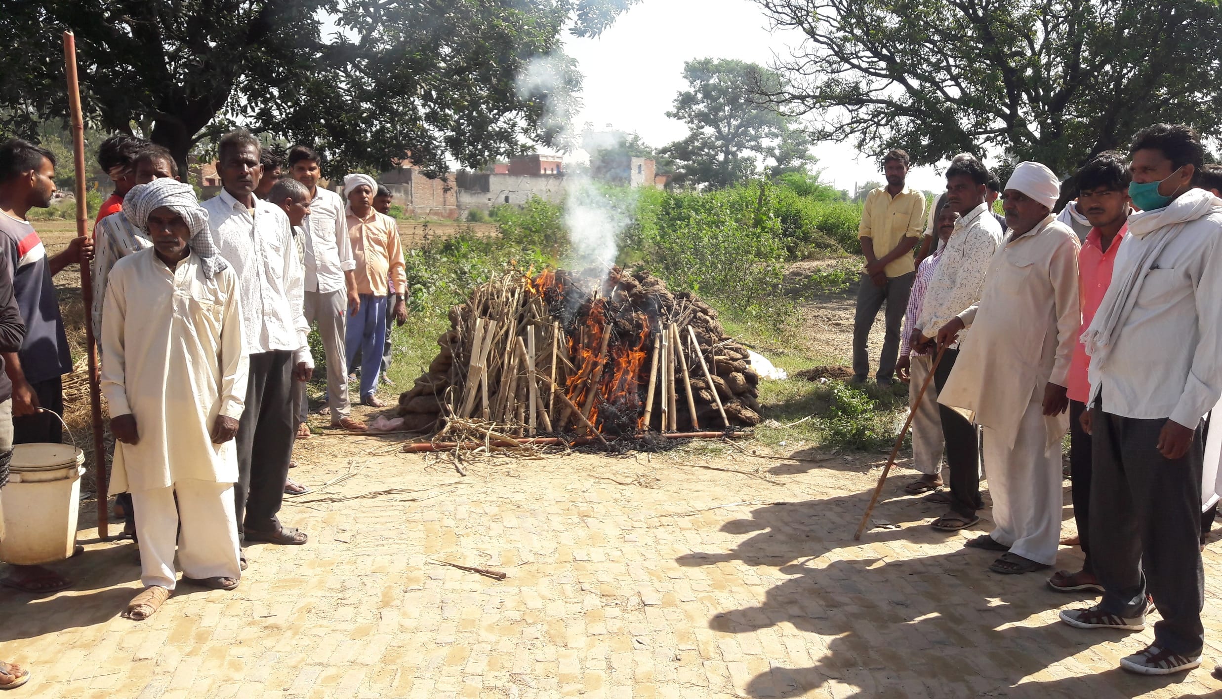पिचोकरा में सड़क किनारे अंतिम संस्कार करते ग्रामीण।