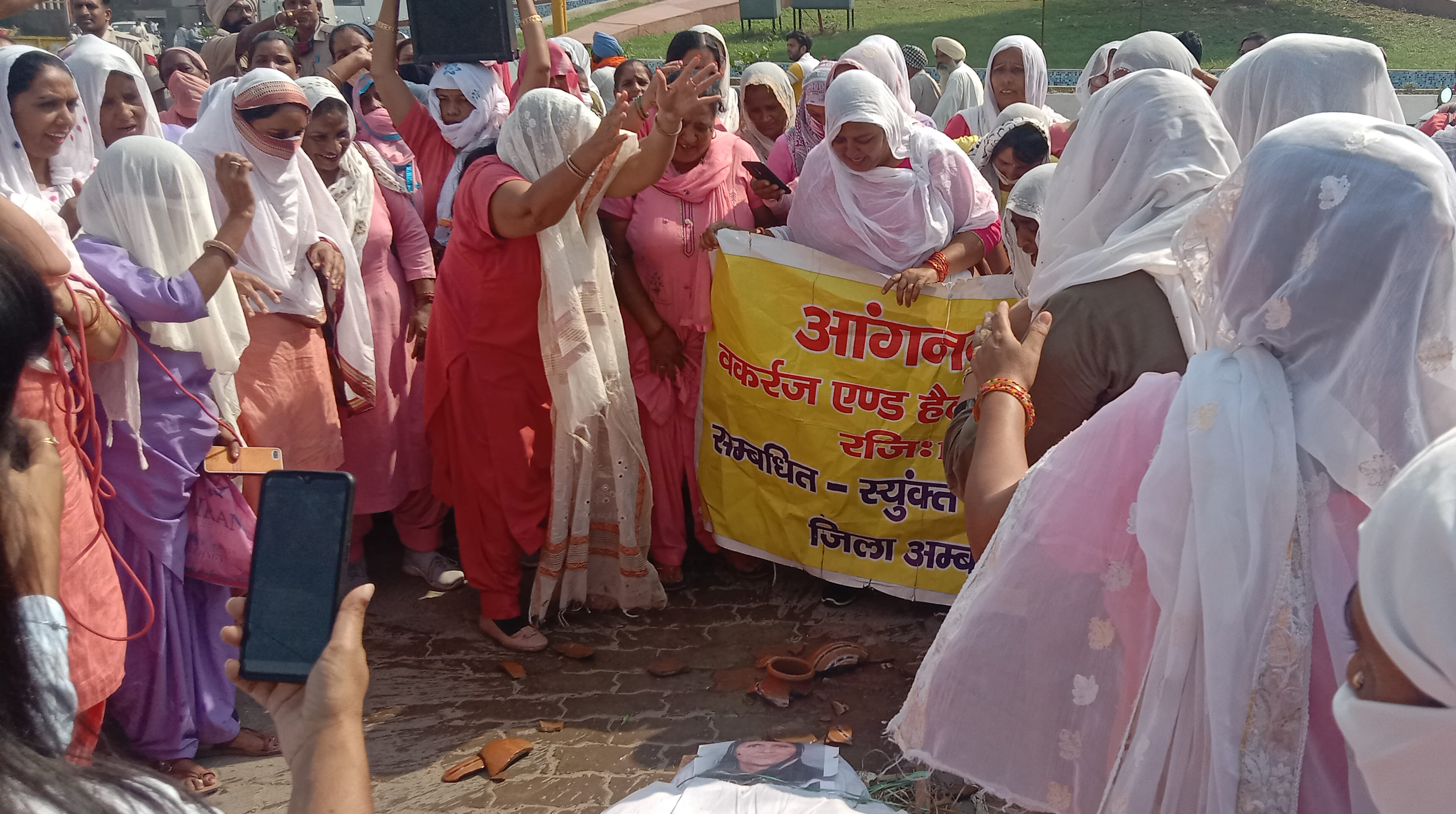 अंबाला शहर के अग्रसेन चौक पर मटका फोड़ती आंगनबाड़ी वर्कर