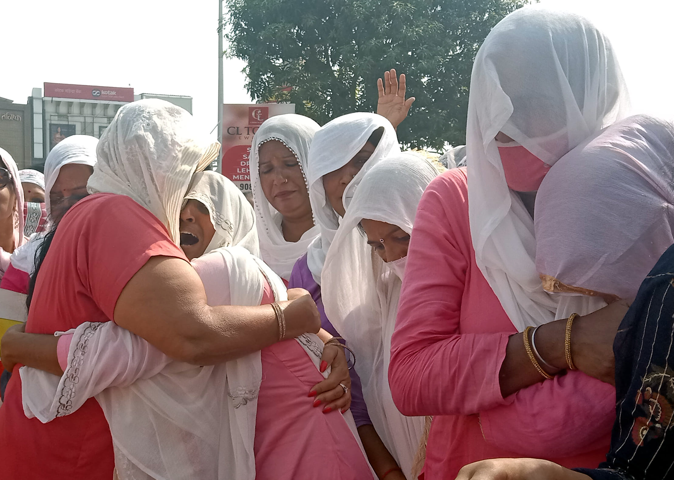अंबाला शहर के अग्रसेन चौक पर पुतला के आगे रोती आंगनबाड़ी वर्कर।