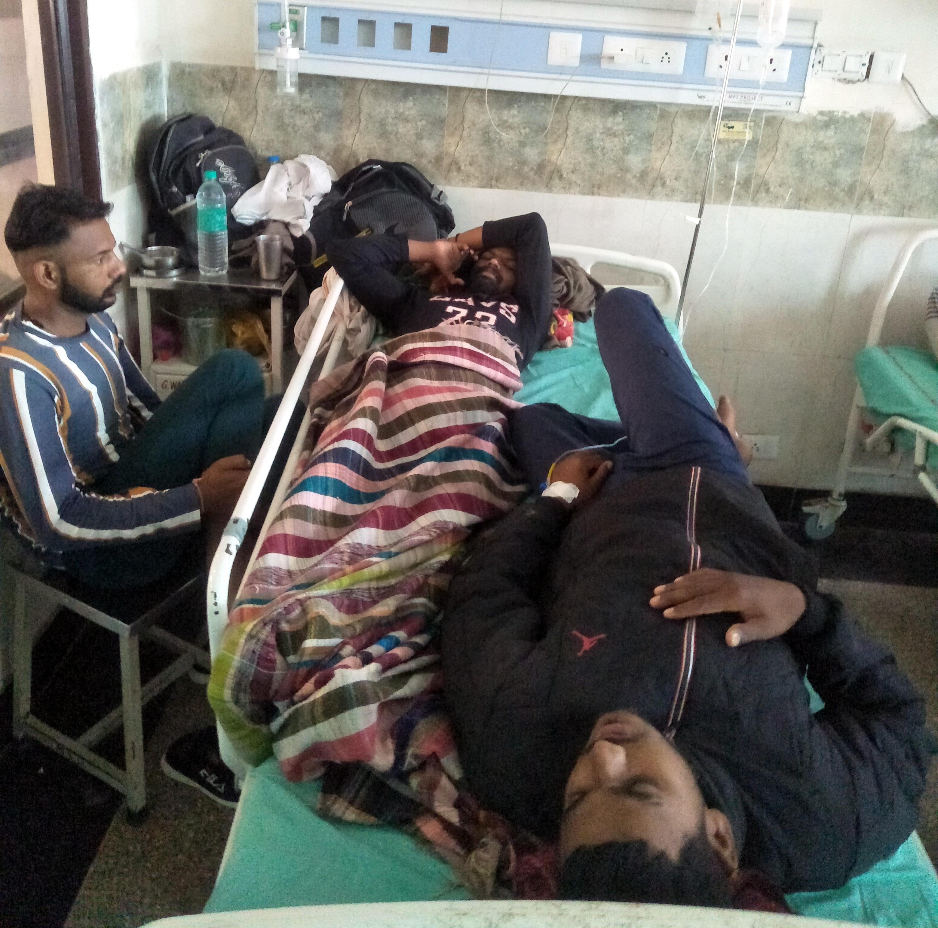 अंबाला छावनी के आइपीडी ब्लॉक में एक बैड पर लिटाये गए संदिग्ध बुखार के दो मरीज राजिंद्र निवासी तंद अंबाला छावनी के आइपीडी ब्लॉक में एक बैड पर लिटाये गए संदिग्ध बुखार के दो मरीज राजिंद्र निवासी तंद