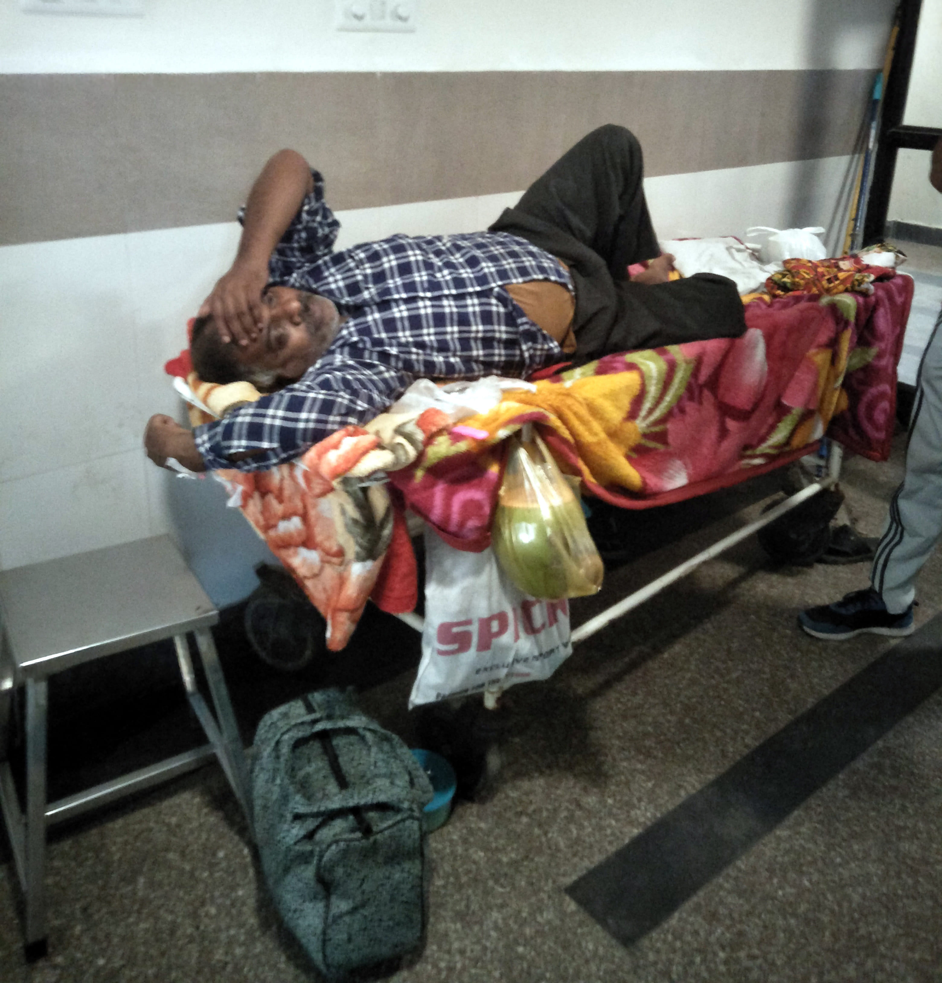 अंबाला छावनी के इमरजेंसी वार्ड में स्ट्रेचर पर लेटा बुखार से पीड़ित मरीज किशन लाल। अंबाला छावनी के इमरजेंसी वार्ड में स्ट्रेचर पर लेटा बुखार से पीड़ित मरीज किशन लाल।