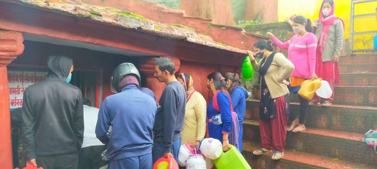 अल्मोड़ा के पलटन बाजार में पानी नहीं आने से सुबह से लगी सिद्ध नौला में पानी भरने वालों की कतार। सा? अल्मोड़ा के पलटन बाजार में पानी नहीं आने से सुबह से लगी सिद्ध नौला में पानी भरने वालों की कतार। सा?